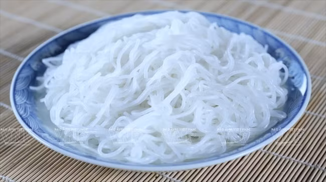  Los fideos deben ser viscosos y suaves, y aportar un sabor peculiar de arroz.