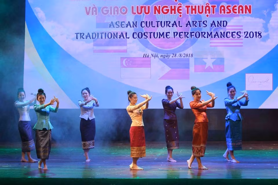 Performance de artistas laosianos (Fuente; VNA)