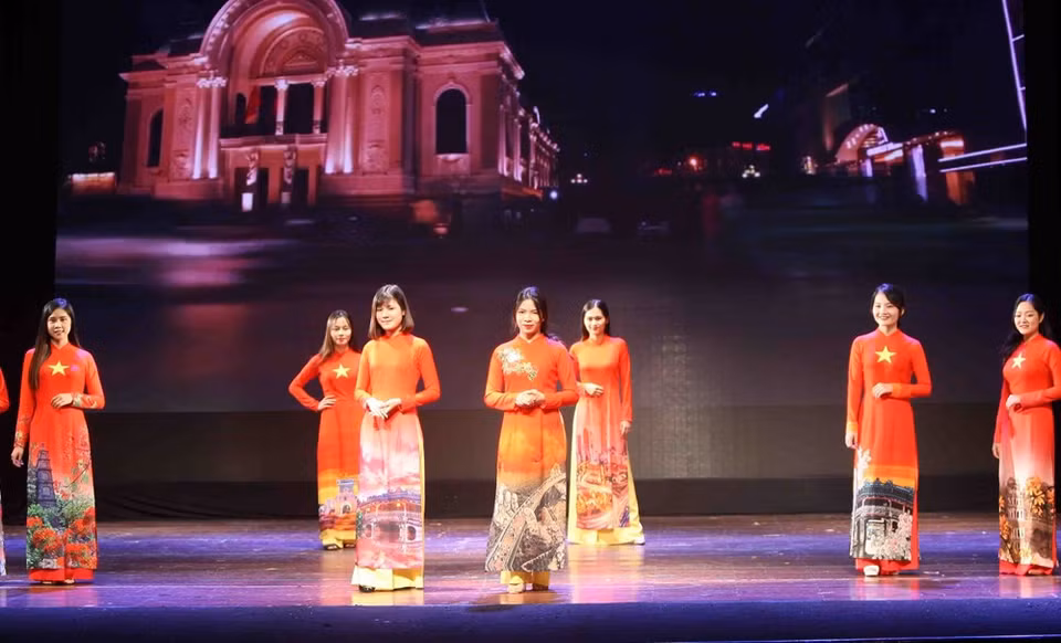 Desfile de Ao dai (traje tradicional de la mujer vietnamita) 