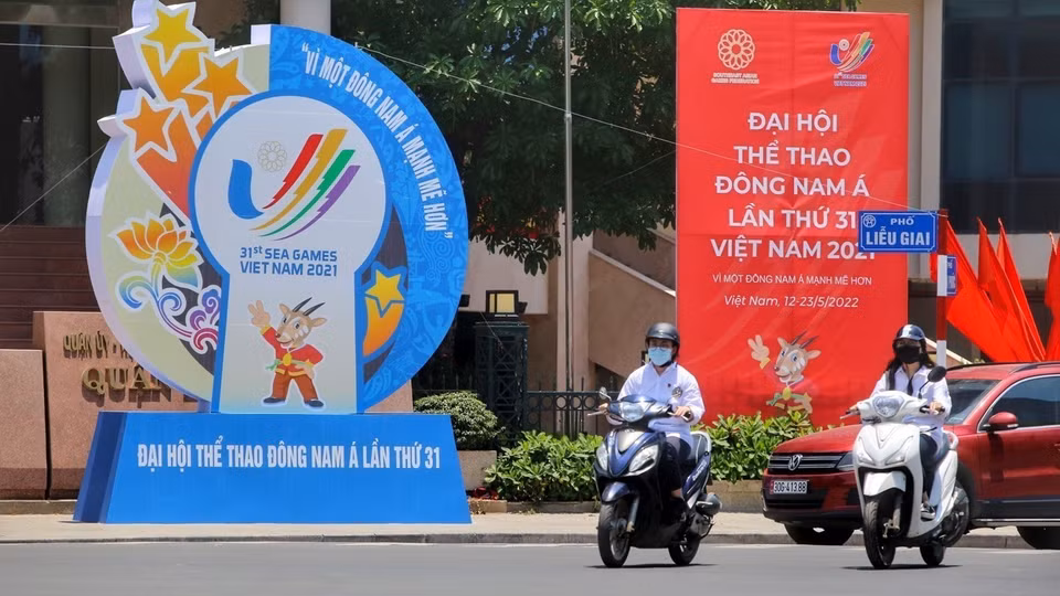 Intersección de Lieu Giai con anuncios publicitarios y carteles de propaganda para los SEA Games 31. (Fuente: VNA)
