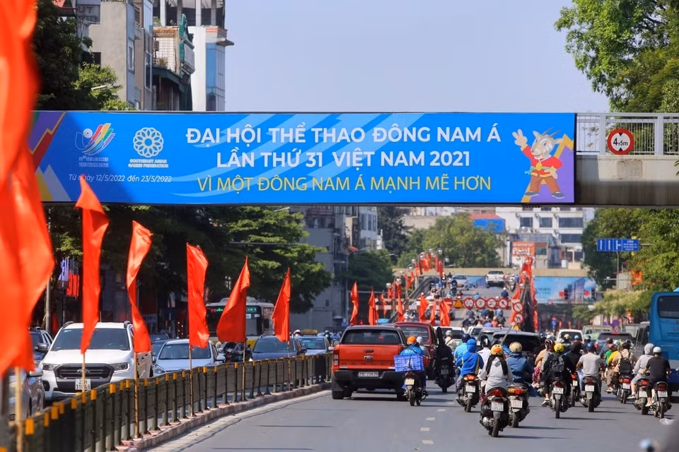 Póster de propaganda de los SEA Games 31 en un puente elevado para peatones en la calle de Tay Son. (Fuente: VNA)