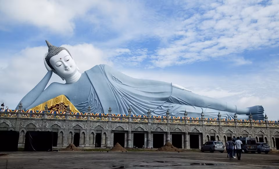Lo más destacado del templo es su estatua de Buda reclinado que mide 63 metros de largo, 22,5 metros de alto y pesa 490 toneladas. Actualmente es una de las estatuas de Buda reclinadas más grande de Vietnam (Fuente: VNA)
