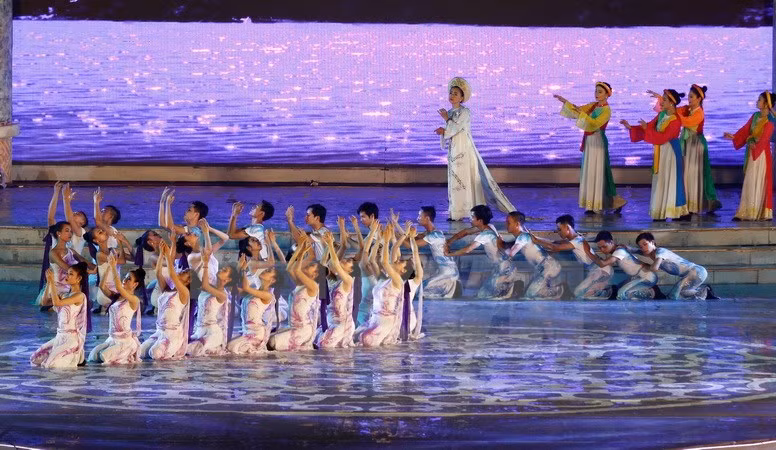 Cultura vietnamita con Ao Dai (traje tradicional), loto y Non la (sombre cónico) (Fuente: VNA)