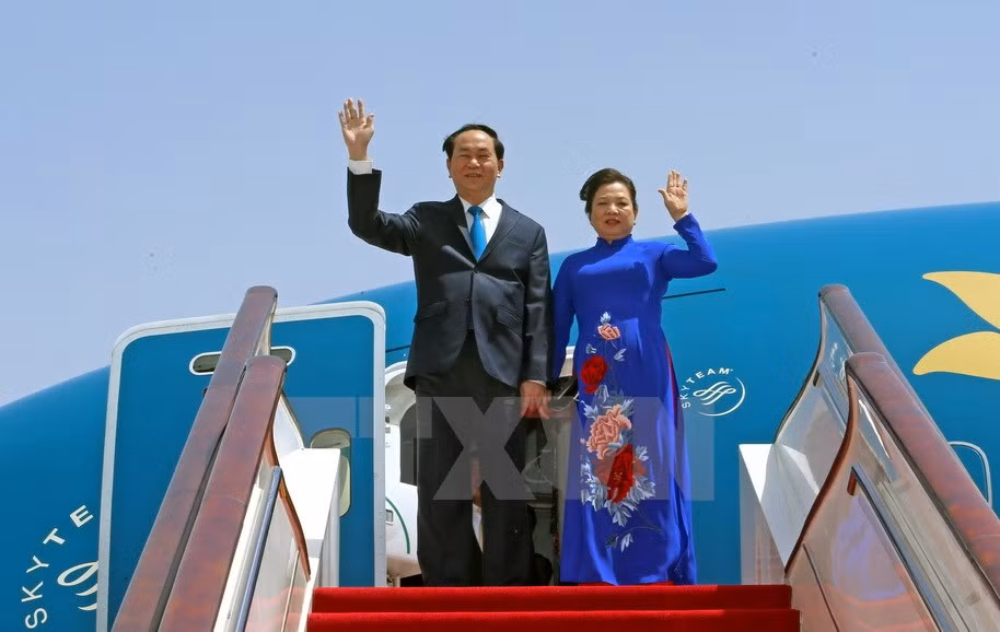 Presidente Tran Dai Quang y su dama Nguyen Thi Hien llegaron al aeropuerto internacional de Beijing (Fuente: VNA)
