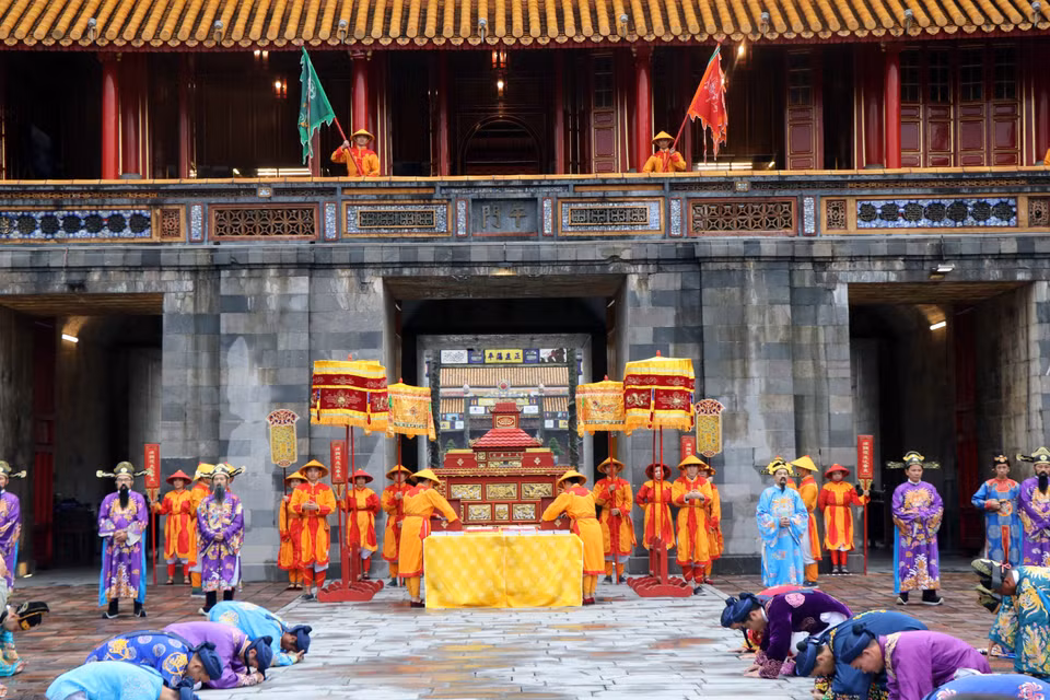 La ceremonia de Ban Soc (para distribuir calendarios para los mandarines reales durante la dinastía Nguyen) es recreada en la Ciudadela Imperial de la Puerta Ngo Mon de Hue por el Centro de Conservación de Monumentos de Hue en forma de representación teatral. El evento atrae a muchos lugareños y visitantes (Fuente: VNA)