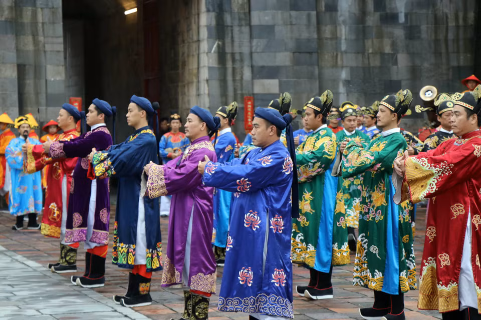 La recreación de la ceremonia de Ban Soc en la Ciudadela Imperial de Hue ofrece a los lugareños y turistas la oportunidad de "regresar" en el tiempo a la dinastía Nguyen para comprender más sobre la cultura local (Fuente: VNA)