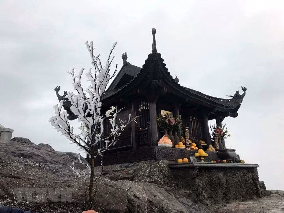 El frío y la llovizna en algunas áreas montañosas de la provincia de Quang Ninh. El congelamiento se reporta en las montañas de Cao Ly y la pagoda Chua Dong (Fuente: VNA)