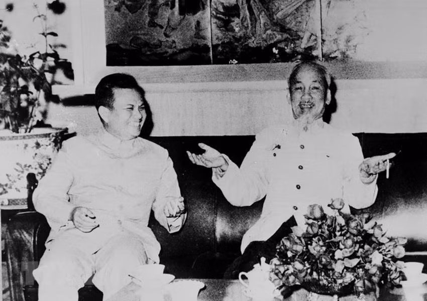 El Presidente Ho Chi Minh recibió a Kaysone Phomvihane, al frente de una delegación del Partido Popular Revolucionario y del Frente Patriótico de Laos que realizaba una visita amistosa a Vietnam en 1966. (Foto: VNA)
