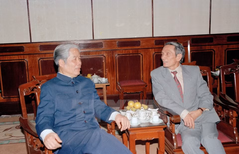 El exdirector general de la VNA, Do Phuong, recibió al entonces secretario general del Partido Comunista de Vietnam, Do Muoi (Fuente: VNA) 