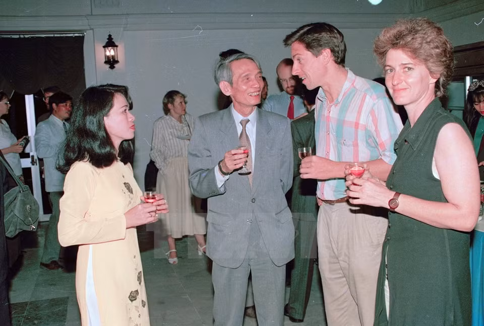 El veterano periodista Do Phuong nació el 16 de noviembre de 1930 en la comuna de Cao Minh, distrito de Vinh Bao, ciudad de Hai Phong. Fue diputado de la Asamblea Nacional de la IX legislatura, exmiembro del Comité Central del Frente de la Patria y expresidente de la Asociación de Criaturas Ornamentales de Vietnam. Fue condecorado con la insignia de 70 años del Partido, las órdenes de Independencia y de lucha de resistencia de segunda categoría y de lucha de resistencia contra el imperialismo estadounidense de primera categoría y las medallas por la empresa periodística de Vietnam y por la causa de la Agencia Vietnamita de Noticias (Fuente: VNA)