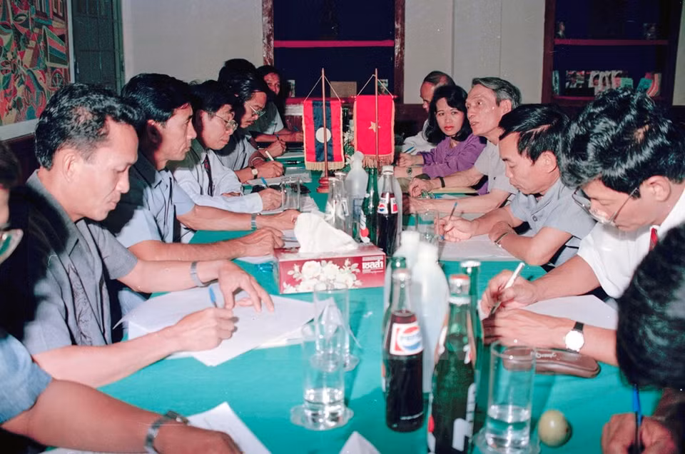 El exdirector general de la VNA, Do Phuong, sostuvo conversaciones con representantes de la Agencia laosiana de Noticias en 1994 (Fuente: VNA)