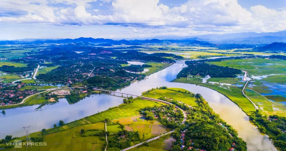 El muelle Tam Sao no es solo un destino turístico atractivo de la provincia de Ha Tinh, sino también un sitio para intercambiar bienes por vía fluvial entre las localidades (Fuente: Vnexpress.net)