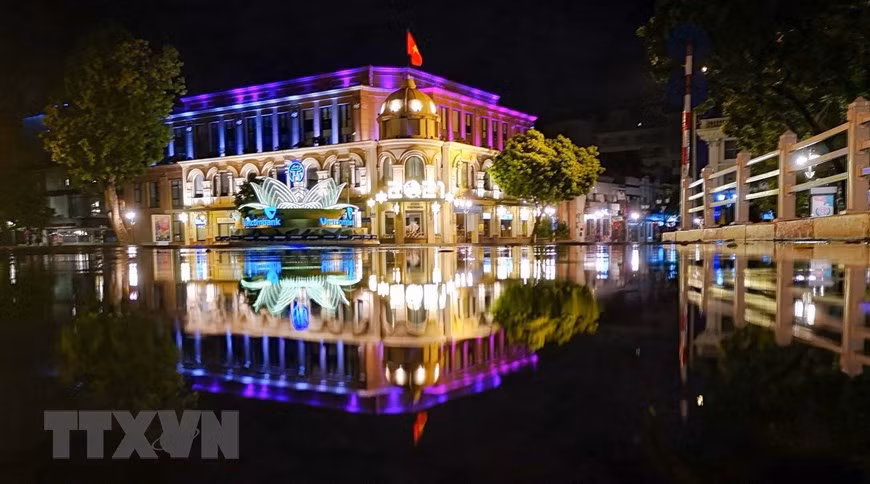 Estampa nocturna de la Bolsa de Valores de Hanoi (Fuente: VNA)
