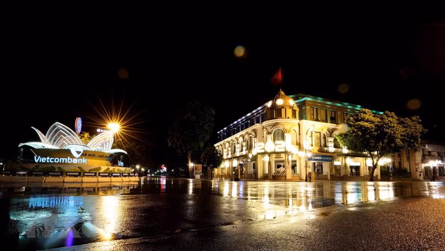 Una esquina de la Plaza de la Revolución de Agosto en la noche (Fuente: VNA)