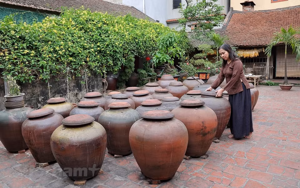 Los pobladores de la aldea antigua de Duong Lam producen salsa de soja según los métodos tradicionales locales. Se trata de una de las especialidades típicas de este destino. A 50 kilómetros al noroeste de Hanoi, Duong Lam constituye la imagen más representativa de las aldeas antiguas del país. Actualmente, en este pueblo quedan cientos de viviendas construidas desde el siglo XVII y la más antigua data incluso de 400 años atrás. Desde que fue reconocida como patrimonio nacional, Duong Lam devino un destino turístico atractivo para numerosos visitantes nacionales y extranjeros. Al quedarse aquí, los vacacionistas tienen oportunidades de recorrer las reliquias históricas y degustar distintos platos tradicionales locales. (Foto: Vietnam+)