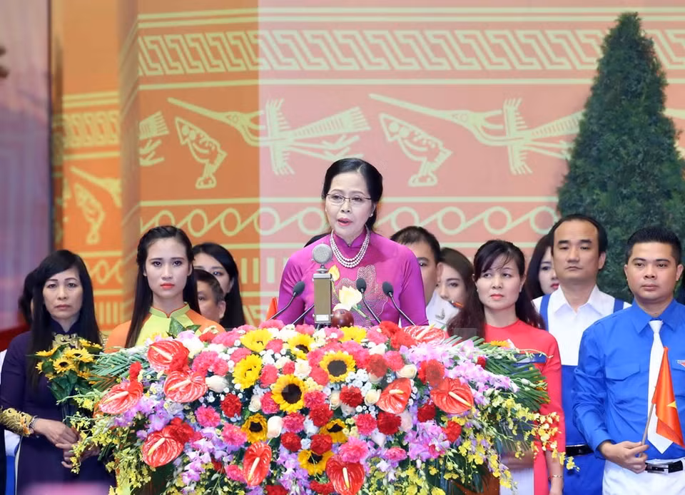 En nombre del pueblo, Le Thi Kim Oanh, vicepresidenta de la filial del Frente de la Patria en Hanoi, divulga el discurso al saludo del Congreso (Fuente: VNA)