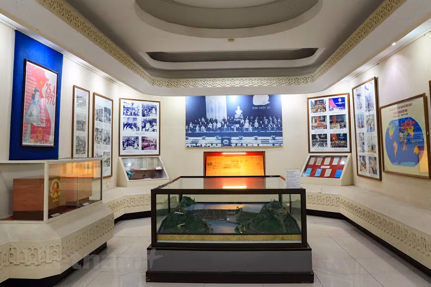 El Museo Nacional de Historia se ubica en el primer lugar en el sistema de museos de historia y sociedad de Vietnam, y tiene la función de servir a la investigación científica, excavación arqueológica, recolección, preservación y exhibición de documentos y artefactos sobre la historia de Vietnam (Fuente: Vietnam+)