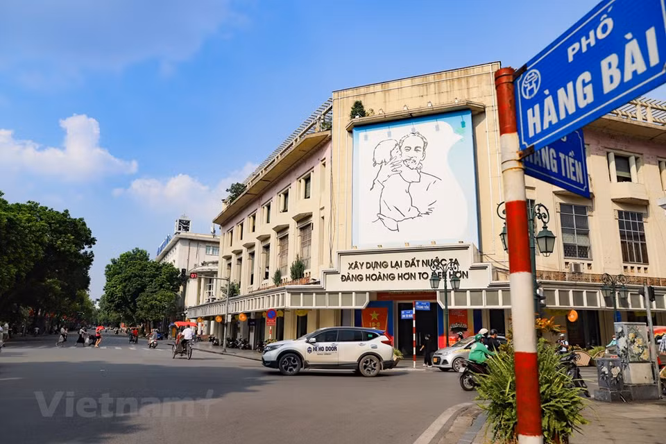 Desde el área del lago Hoan Kiem, en la calle Hang Bai-Dinh Tien Hoang, muchos presenciaron el momento en que las tropas liberadoras del Sur de la División 308 entraron y se apoderaron de Hanoi en la mañana del 10 de octubre de 1954. En ese día, más de 200 mil residentes en la capital vietnamita salieron a las calles para dar la bienvenida, con flores y banderas, a las tropas libertadoras. A las 8 horas, los soldados, con la insignia “Combatiente de Dien Bien Phu” en el pecho, regresaban a Hanoi en medio de la calurosa acogida de los pobladores. Donde llegaban los soldados, resonaban oleadas de vítores. Esa fecha se convirtió en hito importante de la historia de la milentaria Hanoi, capital heroíca y ciudad por la paz (Foto: Vietnam+)