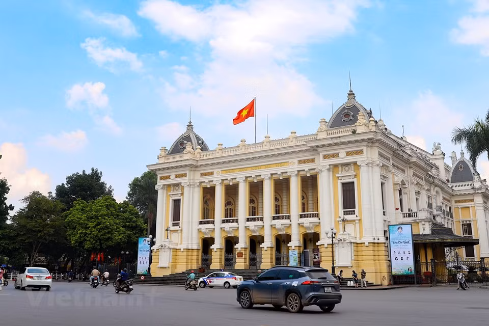 Camino al centro de la capital vietnamita, llama la atención el Gran Teatro de Ópera de Hanoi. Fue construido por la administración colonial francesa entre 1901 y 1911. No solo se trata de una obra arquitectónica particular sino también de un lugar familiar para los residentes en esta urbe, en particular, y todos los pobladores del país, en general, puesto que se asocia a diferentes hitos históricos, especialmente la Revolución de Agosto y los primeros años de desarrollo de la República Democrática de Vietnam. Ahora sigue siendo un lugar para llevar a cabo grandes actividades del intercambio cultural entre Vietnam y otros países, y se ha convertido en un hermoso símbolo de la arquitectura, la cultura y el arte de la capital (Foto: Vietnam+)