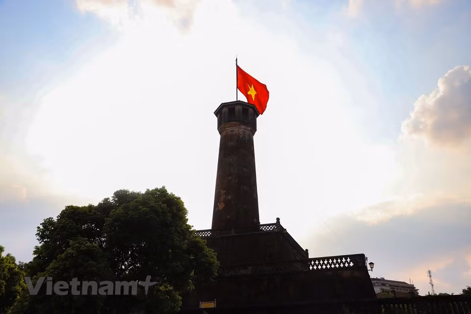 La torre de la Bandera en Hanoi, donde tuvo lugar el histórico acto de izamiento de la bandera, el 10 de octubre de 1954. Este sitio se considera un testigo de la historia de desarrollo de la milenaria capital vietnamita y hoy día constituye un destino turístico indispensable para los turistas. Esta obra se erigió durante el reinado del Emperador Gia Long, de la dinastía Nguyen, sobre la parte sureña de la Ciudadela Imperial de Thang Long. Su construcción se inició en 1805 y concluyó en 1812. La torre de la Bandera, a diferencia de muchas otras estructuras en Hanoi, no fue destruida durante la administración francesa (1896-1897), y fue utilizada como un puesto militar. Ahora se encuentra dentro del Museo de Historia Militar de Vietnam (Foto: Vietnam+)