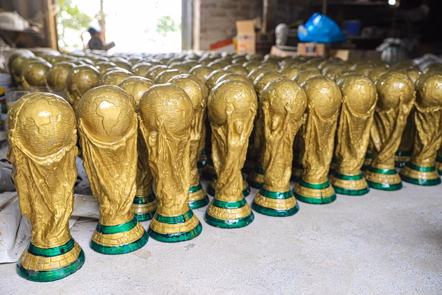Desde septiembre hasta la fecha, la instalación de producción de cerámica Nhat Nga fabricó más de cinco mil copas hechas de yeso para servir a los fanáticos del fútbol (Fuente: Vietnam+)