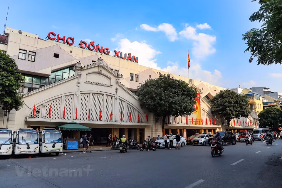 Siempre colmado de clientes, el mercado Dong Xuan se ubica en el distrito de Hoan Kiem de Hanoi. Originalmente construido por el gobierno francés en 1889, Dong Xuan ha sido renovado en varias ocasiones, siendo la última en el año 1994 después de que un incendio casi destruyó el emplazamiento. Đong Xuan es el mercado cubierto más grande de Hanoi. Al final del siglo XIX, el barrio antiguo de Hanoi tenía dos mercados principales, uno en la calle Hang Duong y el otro en la calle Hang Ma. En 1889, estos dos centros comerciales se cerraron y se sustituyeron por el original Dong Xuan. También se trata del lugar por donde pasaron las tropas libertadoras de Hanoi para trasladarse a la Ciudadela Imperial de Thang Long (Foto: Vietnam+)