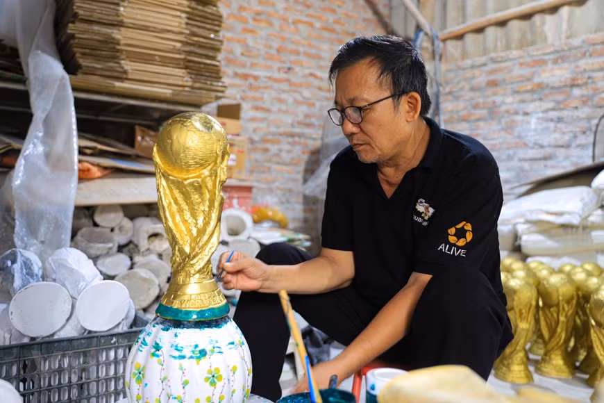Vuong Hong Nhat, propietario de la instalación de producción de cerámica de Nhat Nga, dijo que hasta ahora, su empresa recibió mil pedidos de diversas localidades. (Fuente: Vietnam+)