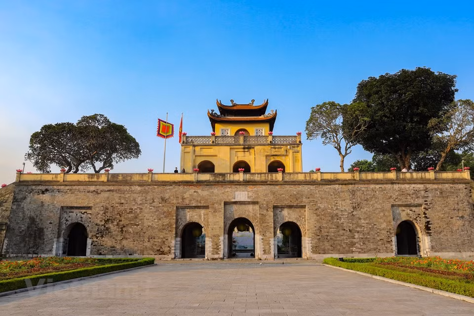 Con una superficie de unas 18 mil hectáreas, la Ciudadela Imperial de Thang Long posee obras destacadas como la puerta de entrada, el palacio y la zona arqueológica. El recorrido comienza desde el punto principal de Doan Mon (Puerta Principal), que se dirige directamente a la Ciudad Prohibida. Doan Mon tiene una estructura de piedra en forma de U, de unos 46 metros de ancho, con tres puertas en arco. La mayor, en el medio, era para el paso del rey y las de los costados, para la familia real y los cortesanos. Doan Mon fue un testigo de hitos históricos importantes de la capital, incluida la ceremonia de izamiento de la bandera en la tarde del 10 de octubre de 1954 (Foto: Vietnam+)