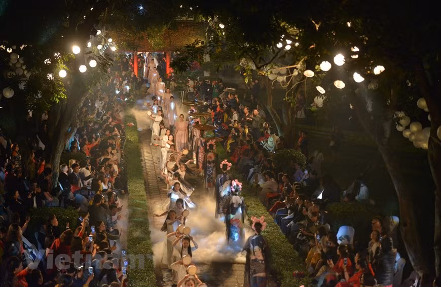 Desfile de Ao dai. (Fuente: VNA)