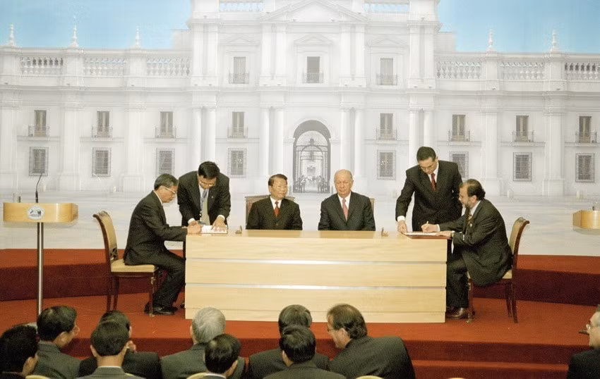 El presidente chileno, Ricardo Lagos, y su homólogo vietnamita, Tran Duc Luong, presenciaron la firma de varios acuerdos de cooperación entre ambas naciones en 2004. (Fuente: VNA)