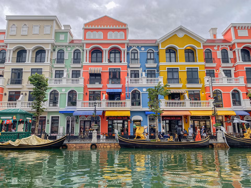 El canal tiene 400 metros de largo, 25 de ancho, y un hermoso color verde jade. A ambos lados hay casas de colores brillantes. Esas tonalidades recuerdan a la isla de Burano en Venecia. Las casas con los colores blanco, azul, rojo, naranja y amarillo son las que atraen a los turistas cuando visitan Burano, ahora recreada en el corazón de Phu Quoc. (Foto: vnexpress.net)