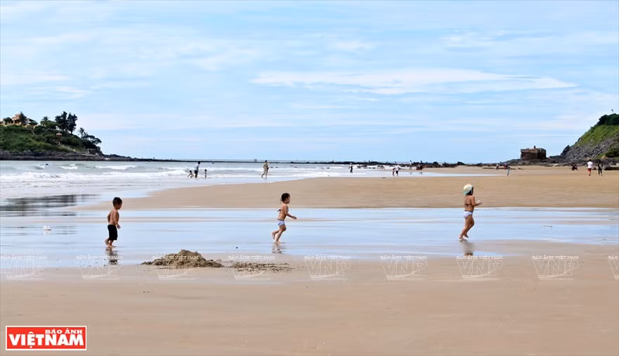 Los turistas caminan por la playa Sau. (Fuente: VNA)