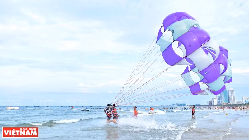 La playa de My Khe tiene olas aptas para la práctica de deportes náuticos. (Fuente: VNA)