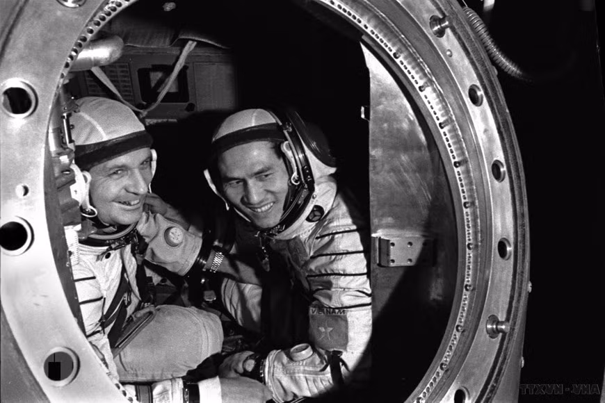 A las 21:33 (hora de Moscú) el 23 de julio de 1980, desde el aeropuerto espacial de Baikonour, la 37ª nave aeroespacial de la Unión Soviética fue lanzada al espacio con una tripulación internacional de dos astronautas, Vitor Gorbatko y Pham Tuan. Este vuelo formó parte del programa de cooperación espacial internacional Intercosmos Unión Soviética-Vietnam. (Foto: VNA)