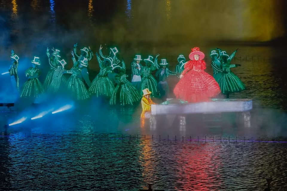 Artistas con máscaras, vestidos con trajes sofisticados con luces LED actúan en un escenario flotante en medio del agua, creando una atmósfera que evoca el carnaval de Venecia. (Foto: vnexpress.net)