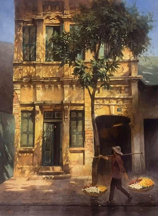 La belleza de la casa antigua adornada por cestas de flores. Después de ponerse en uso muchas obras, se hizo evidente que no eran adecuadas al clima, así como a la estética tradicional y el paisaje de Hanoi. Numerosos arquitectos franceses y luego vietnamitas crearon el estilo arquitectónico indochino, en el cual se utilizaban detalles arquitectónicos tradicionales khmer y vietnamita para los techos y las decoraciones. Algunas de estas obras típicas son la Universidad de Indochina, Buró de Finanzas, Museo Louis Finot, Instituto Pasteur, Catedral Cua Bac y Club Naval. Hanoi es una ciudad hermosa y atractiva por sus obras arquitectónicas. (Fuente: Vietnamplus)
