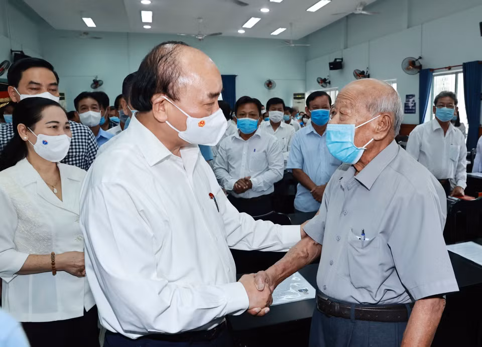 El presidente Nguyen Xuan Phuc se reunió con los votantes en la comuna de Trung Chanh, distrito de Hoc Mon. Fuente: VNA
