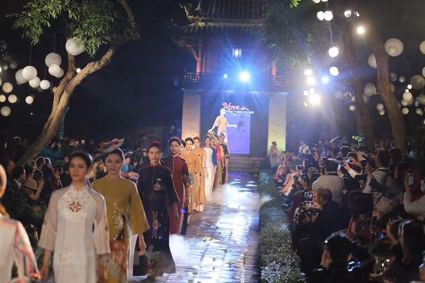 Desfile de Ao dai. (Fuente: VNA)