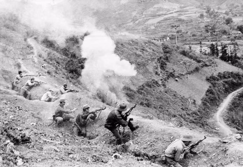 Valientes soldados de la policía armada defendieron la fortaleza Dong Dang (Lang Son) para proteger la frontera del Norte, en febrero de 1979. (Foto: VNA)