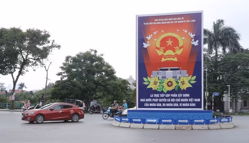 Cartel electoral de gran tamaño en la calle Nghi Tam (Fuente: VNA)