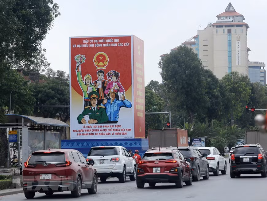Cartel electoral de gran tamaño en la calle Yen Phu (Fuente: VNA)