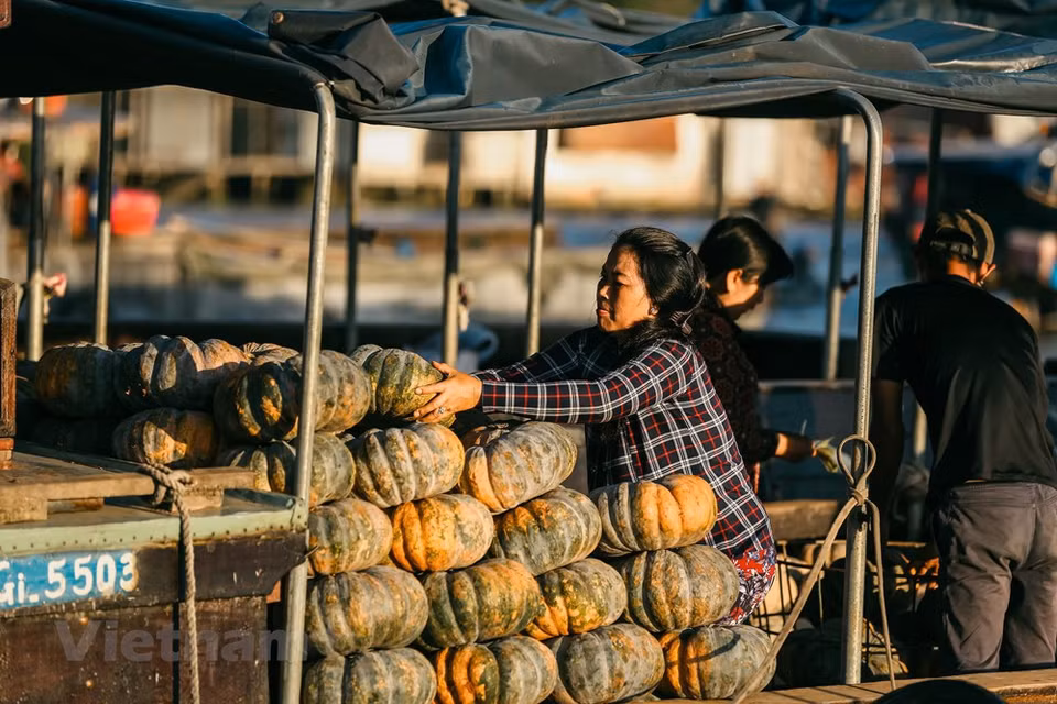 Se venden principalmente productos agrícolas, artesanos y artículos de primera necesidad. (Fuente: Vietnam+)