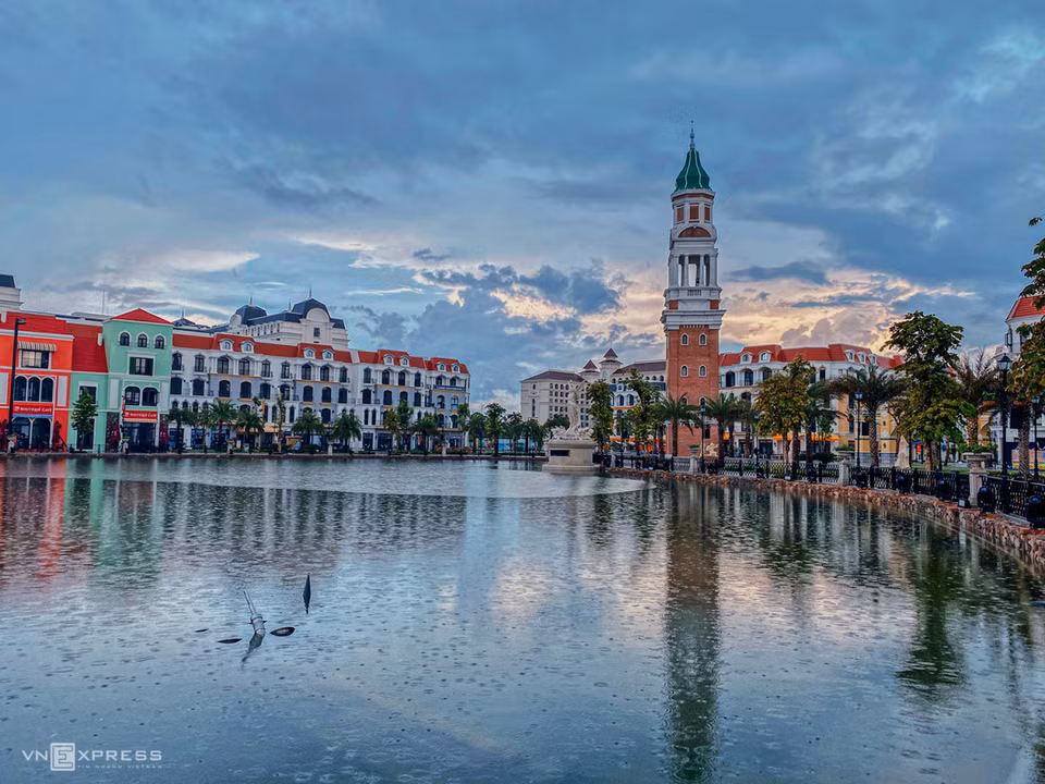 La lluvia adorna la belleza lírica de la ciudad de Venecia en miniatura. La plaza central recuerda a la plaza de San Marco de Venecia. A lo lejos hay una torre que recuerda al campanario de San Marcos en ladrillo rojo. (Foto: vnexpress.net)