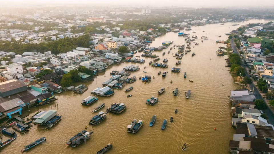 Al llegar la ciudad de Can Tho, es indispensable visitar el mercado flotante Cai Rang, el lugar más concurrido y típico de la cultura fluvial occidental. (Fuente: Vietnam+)