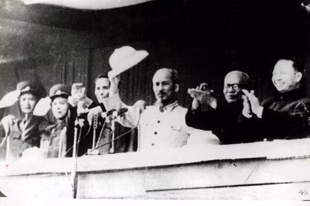 El 1 de enero de 1955, decenas de miles de capitalinos organizaron un mitin y marcha para dar la bienvenida al regreso del Comité Central del Partido Comunista, al Gobierno y al presidente Ho Chi Minh a Hanoi tras casi nueve años en la zona de combate Viet Bac para liderar al pueblo en la resistencia contra el colonialismo francés y obtener el triunfo (Fuente: VNA)