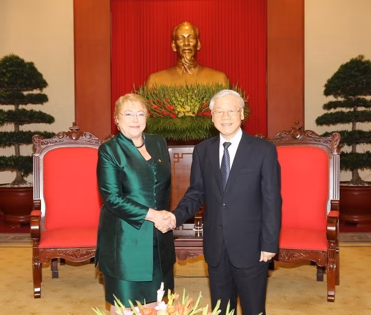 El secretario general del Partido Comunista de Vietnam, Nguyen Phu Trong, recibió a la presidenta chilena, Michelle Bachelet, en ocasión de su visita al país en 2017. (Fuente: VNA)
