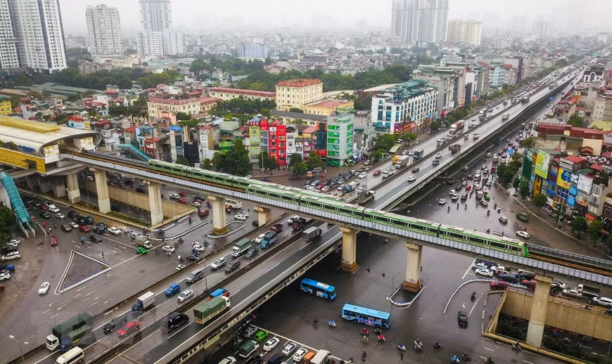 La ruta ferroviaria Cat Linh-Ha Dong pasa por la intersección Nguyen Trai-Khuat Duy Tien, en el distrito de Thanh Xuan (Fuente: VNA)