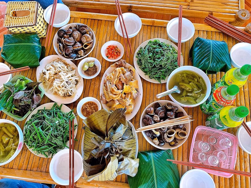 Al ir a la provincia norteña de Hoa Binh de abril a agosto, tienes oportunidades de disfrutar muchas especialidades de los Muong, tales como pescado de río al vapor, ensalada de brotes de bambú, pollo viejo, arroz pegajoso morado y especialmente caracoles de roca. Hoa Binh es una provincia montañosa del noroeste de Vietnam y se ubica a 73 kilómetros de la capital Hanoi. Aquí conviven seis minorías étnicas, la mayoría los Muong, que representa el 63,3 por ciento de la población, seguida por los King (27,73 por ciento), Thai (3,9 por ciento), Dao (1,7 por ciento), Tay (2,7 por ciento) y Mong (0,52 por ciento). (Foto: Vietnam +) 