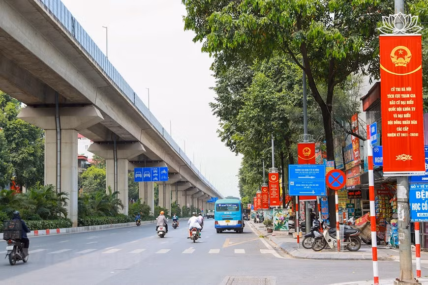 En muchas calles de Hanoi se decoraron coloridos paneles, banderas, pancartas y consignas para propagar y promover la elección con la esperanza de lograr los más altos resultados, convirtiéndose verdaderamente en un gran festival de todo el pueblo. El 23 de mayo, todo el país votará por diputados a la Asamblea Nacional de la XV legislatura y los Consejos Populares en todos los niveles para el mandato 2021-2026. Hanoi es una de las localidades que ha obtenido los buenos resultados en la preparación de las elecciones. Se colocarán grandes paneles y pancartas entre las intersecciones y las carreteras principales de la capital. (Foto: Vietnam +) 