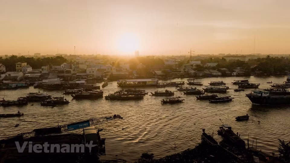 El mercado flotante Cai Rang se encuentra en el distrito de Cai Rang, ciudad de Can Tho, a 30 minutos en barco desde el muelle Ninh Kieu. Este mercado vende principalmente frutas, productos agrícolas y especialidades del Delta del Mekong. /Fuente: Vietnam+)